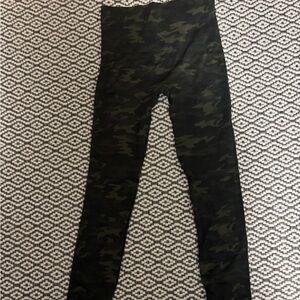 SPANX Kids Camo Leggings - Dark Green & Black